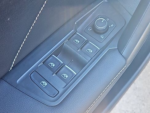 Certified 2022 Volkswagen Tiguan SEL R-Line image 24