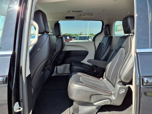 Used 2024 Chrysler Pacifica Touring-L FWD image 22