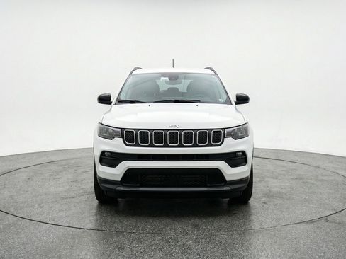 Used 2025 Jeep Compass Latitude AWD/4WD image 2