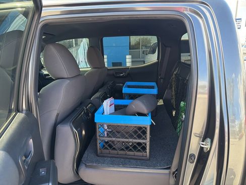 Used 2019 Toyota Tacoma TRD Off-Road w/ Technology Package image 19