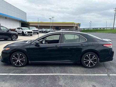 Used 2018 Toyota Camry SE w/ Moonroof Package FWD image 3