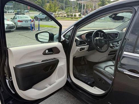 Used 2018 Chrysler Pacifica Touring-L FWD image 20