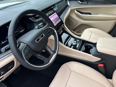 New 2025 Jeep Grand Cherokee L Limited w/ Luxury Tech Group II image 10