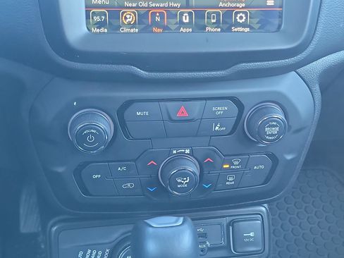 Used 2023 Jeep Renegade Trailhawk image 19