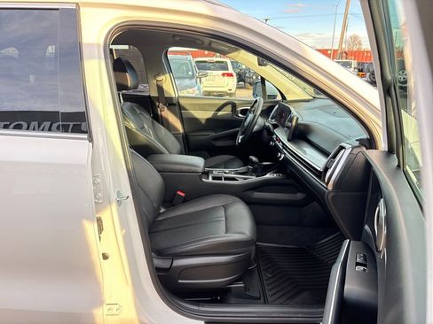 Used 2025 Kia Sorento S image 33