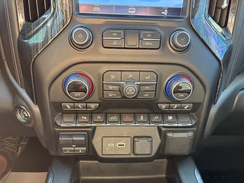Used 2021 Chevrolet Silverado 1500 LTZ AWD/4WD image 16