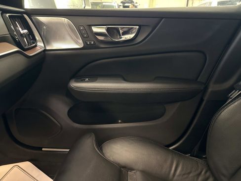 Used 2020 Volvo V60 T5 Cross Country image 25