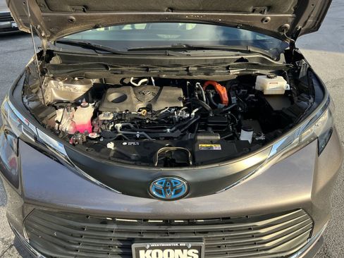 Used 2022 Toyota Sienna XLE image 28