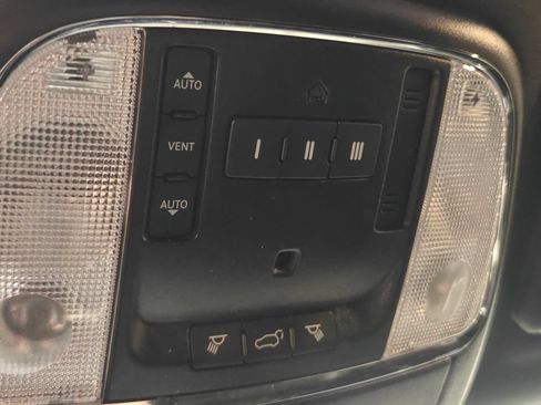 Used 2019 Jeep Grand Cherokee Altitude AWD/4WD image 9