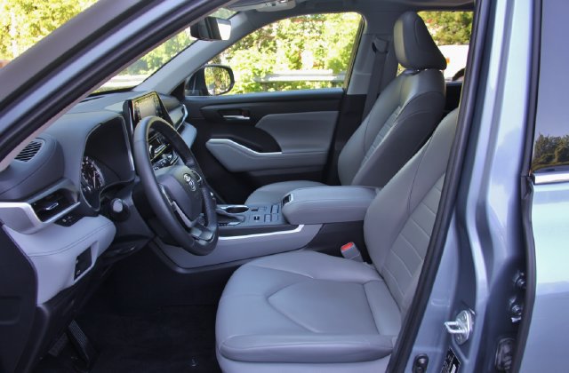 Used 2022 Toyota Highlander XLE AWD/4WD image 18