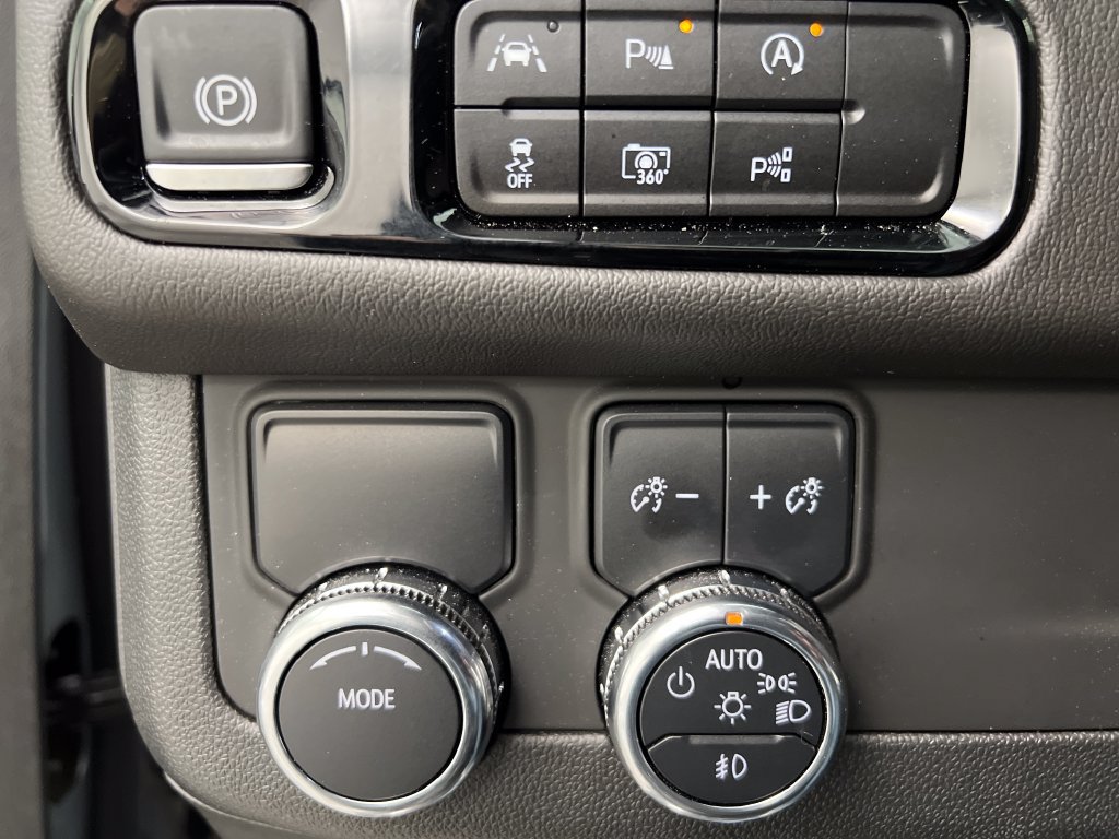 Used 2025 GMC Yukon XL Denali RWD image 51