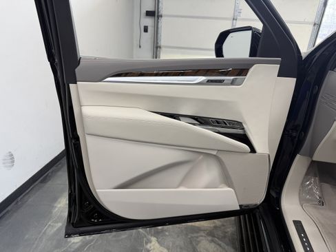 Used 2026 Cadillac Escalade ESV Platinum Sport w/ LPO, ONYX Package AWD/4WD image 9
