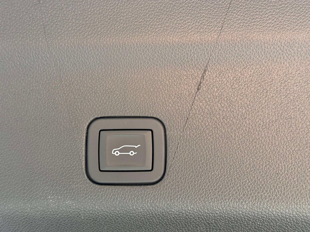 Used 2026 Chevrolet Suburban Premier AWD/4WD image 19