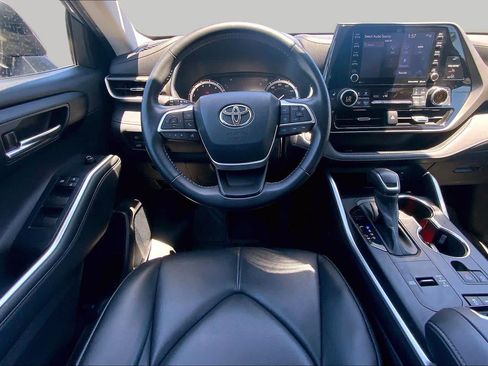 Used 2022 Toyota Highlander XLE FWD image 5