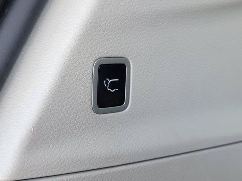 Used 2024 Chrysler Pacifica Touring-L FWD image 31