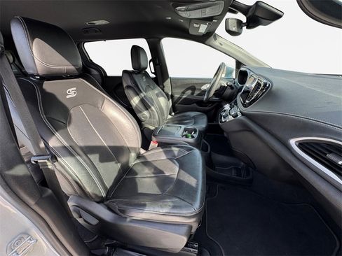 Certified 2022 Chrysler Pacifica Touring-L w/ S Appearance Package image 31