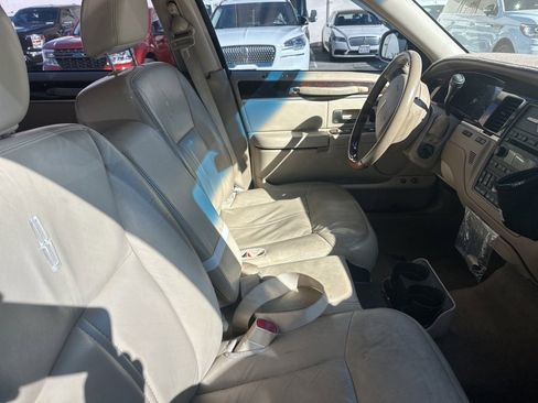 Used 2010 Lincoln Town Car Signature Limited image 5