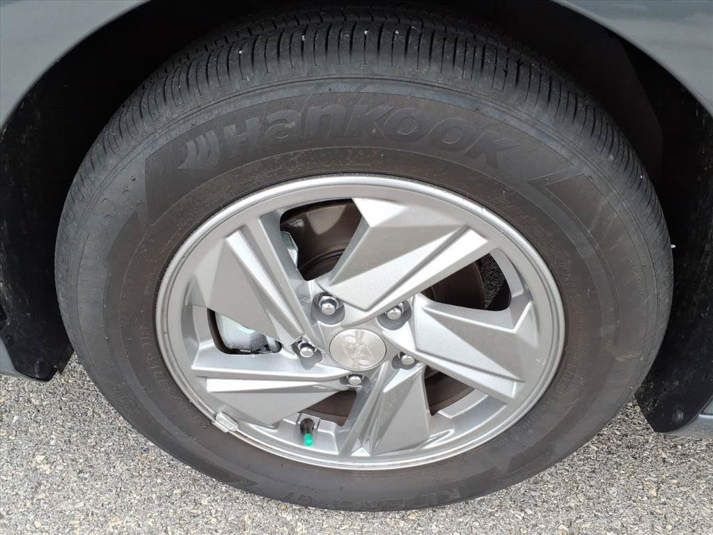 Used 2026 Hyundai Elantra SE FWD image 9