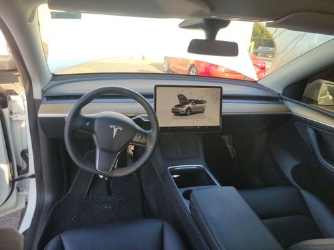 Used 2022 Tesla Model Y Long Range image 7