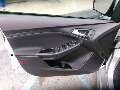 Used 2016 Ford Focus SE w/ SE Sport Package image 14