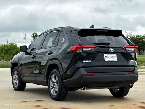 Used 2025 Toyota RAV4 LE AWD/4WD image 6