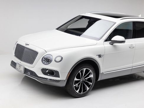 Used 2017 Bentley Bentayga AWD/4WD image 25