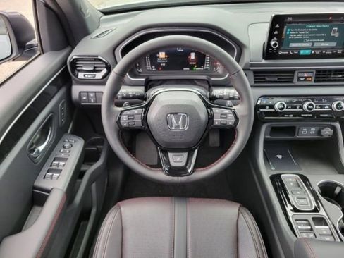 Certified 2025 Honda Pilot Black Edition image 5