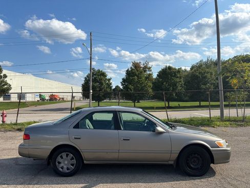 Used 2001 Toyota Camry CE FWD image 2