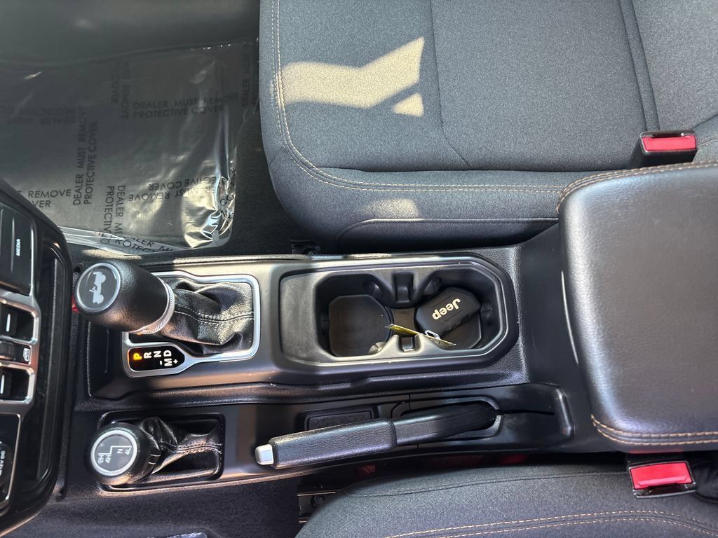 Used 2025 Jeep Wrangler Unlimited Sahara AWD/4WD image 24