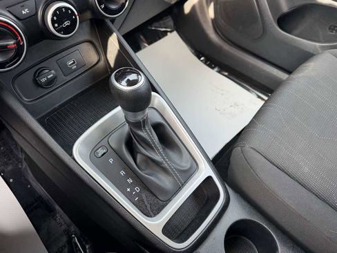 Used 2021 Hyundai Venue SE image 23