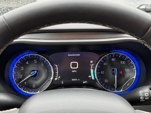 Used 2024 Chrysler Pacifica Touring-L FWD image 7