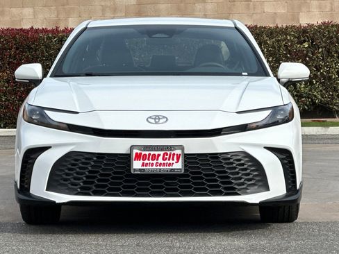 Used 2025 Toyota Camry SE image 9