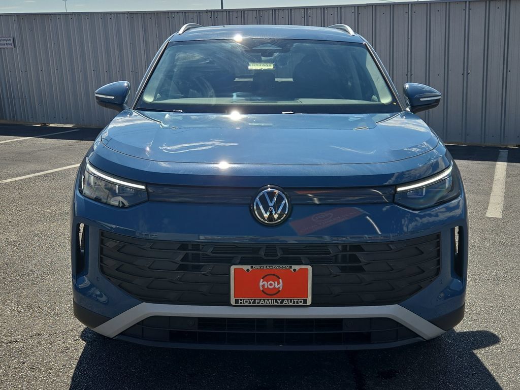 Used 2025 Volkswagen Tiguan SE FWD image 4