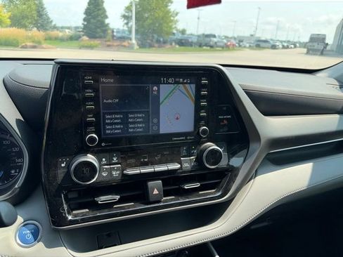 Used 2021 Toyota Highlander XLE AWD/4WD image 13