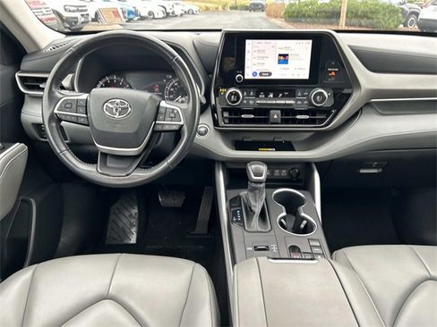 Used 2023 Toyota Highlander XLE image 17
