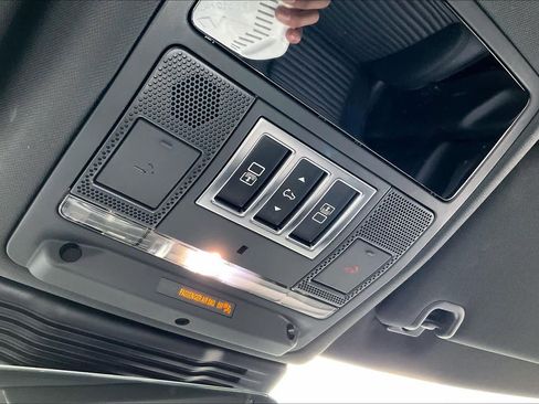 Used 2023 Land Rover Discovery S R-Dynamic image 34