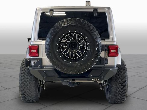 Used 2019 Jeep Wrangler Unlimited Sahara AWD/4WD image 4