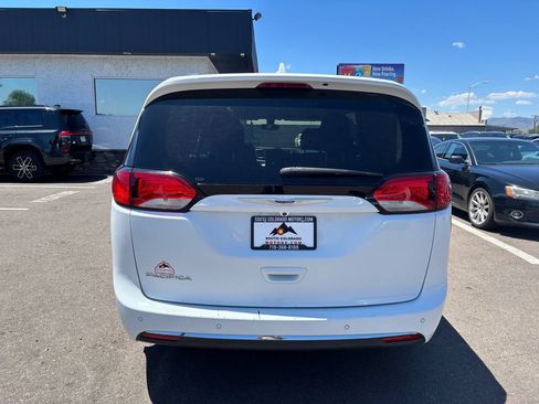Used 2019 Chrysler Pacifica Touring-L FWD image 6