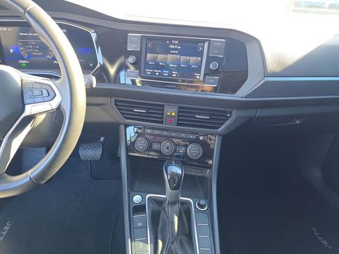 Used 2023 Volkswagen Jetta SE w/ Panoramic Sunroof Package image 17