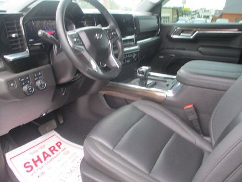 Used 2024 Chevrolet Silverado 1500 LT Trail Boss w/ LT Trail Boss Premium Package AWD/4WD image 2