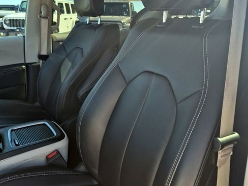 Certified 2024 Chrysler Pacifica Touring-L image 21