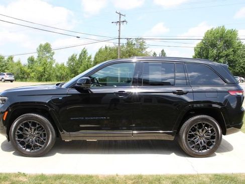 Used 2025 Jeep Grand Cherokee Summit w/ Advanced Protech Group IV AWD/4WD image 13