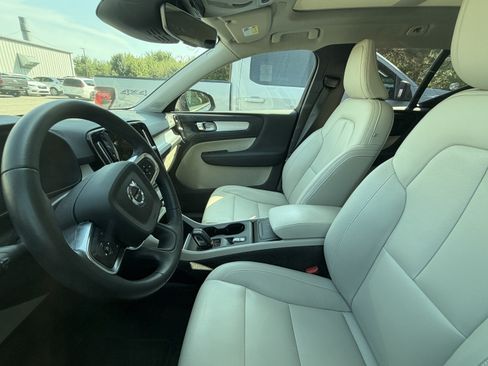 Used 2021 Volvo XC40 T5 Momentum w/ Premium Package AWD/4WD image 9
