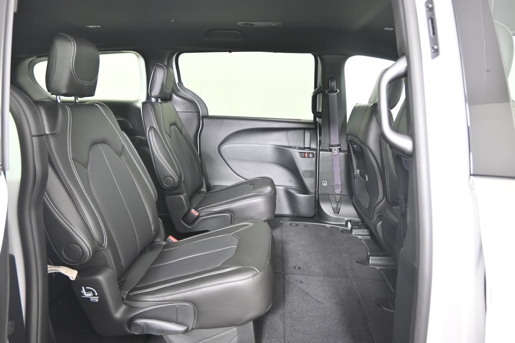 New 2027 Chrysler Pacifica Select AWD/4WD image 15