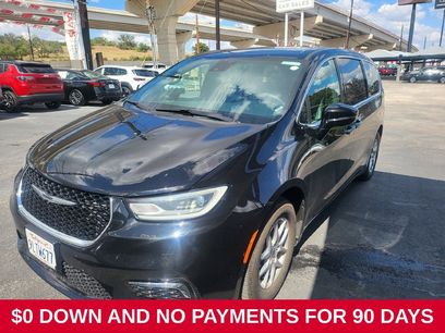 Used 2025 Chrysler Pacifica Select