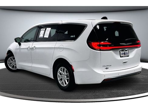 Used 2024 Chrysler Pacifica Touring-L image 14