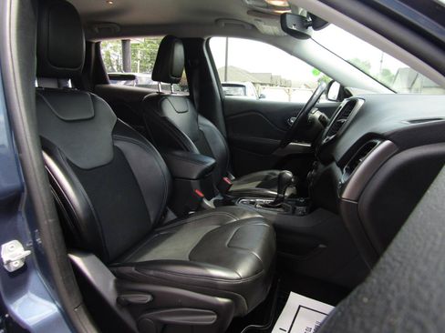 Used 2019 Jeep Cherokee Latitude Plus w/ Comfort/Convenience Group AWD/4WD image 23