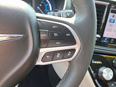 Used 2024 Chrysler Pacifica Limited FWD image 23