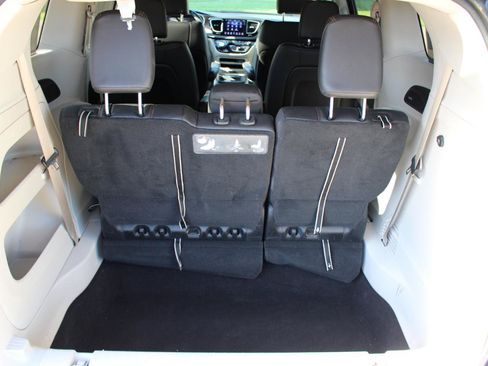 Used 2018 Chrysler Pacifica Touring-L w/ Advanced Safetytec Group FWD image 38