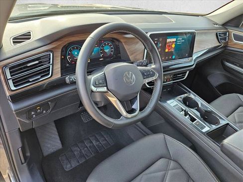 Used 2025 Volkswagen Atlas SE FWD image 10